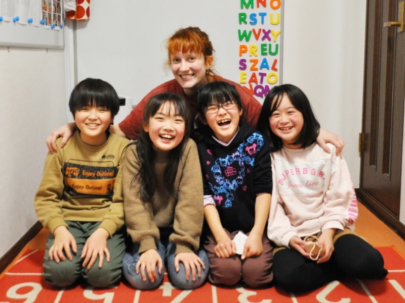 ２０１９年の７月に福岡市早良区藤崎と百道の近くにある、Otisの英会話教室の先生が子供グループレッスンの生徒達と一緒に撮った集合写真