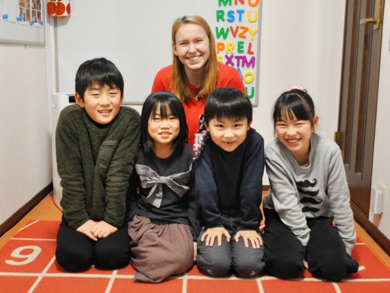 ２０２２年の２月に福岡市早良区藤崎と百道の近くにある、Otisの英会話教室の先生が子供グループレッスンの生徒達と一緒に撮った集合写真