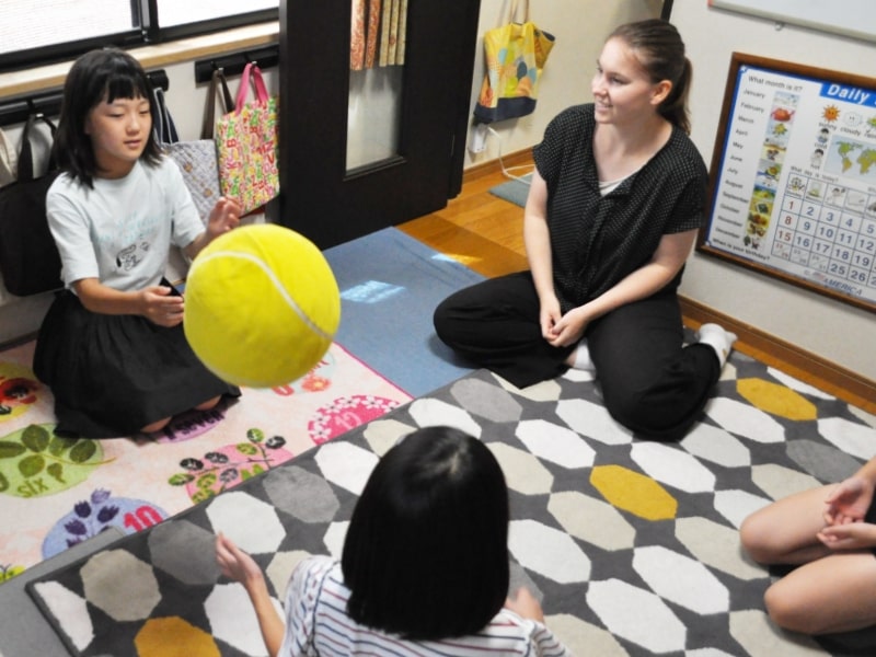 福岡市早良区藤崎と百道の近くにある、Otisの英会話教室の先生が２０２１年の８月に子供レッスンの生徒ちゃん達と挨拶と会話を行っています