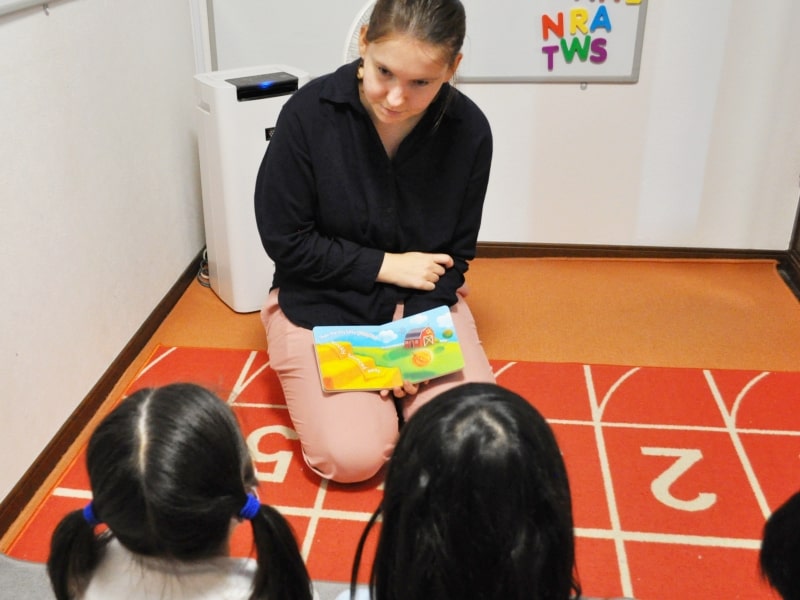 Otisの英会話教室の先生が２０２１年の１０月に子供グループレッスンの生徒ちゃん達に絵本を読んであげている時に撮った写真