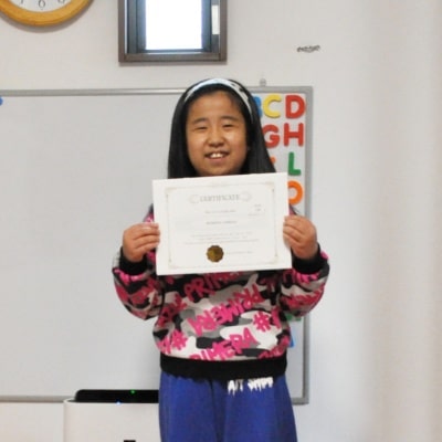 Otisの英会話教室の生徒ちゃんが２０１９年度の英検ジュニアの受験証明書を手に持って、撮影した写真