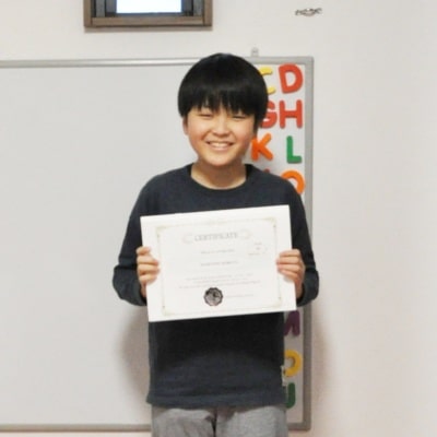 Otisの英会話教室の生徒ちゃんが２０２１年度の英検ジュニアの受験証明書を手に持って、撮影した写真