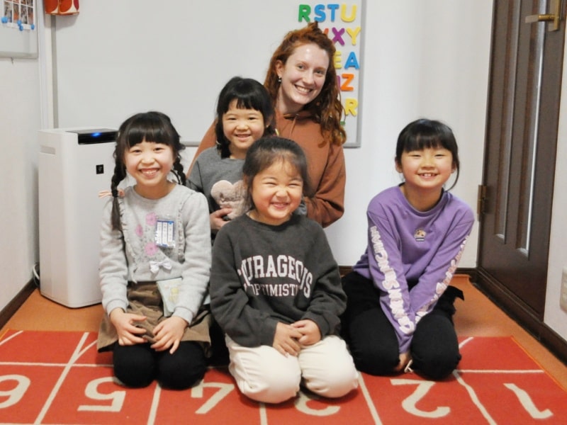 ２０２２年の１月に福岡市早良区藤崎と百道の近くにある、Otisの英会話教室の先生が子供グループレッスンの生徒達と一緒に撮った集合写真
