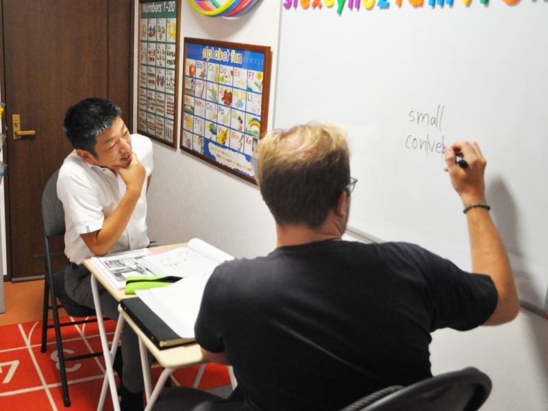 ２０１７年９月に福岡市早良区藤崎と百道の近くにある、Otisの英会話教室の先生が大人の生徒さんの一対一のプライベートレッスンを教えている時に撮った写真