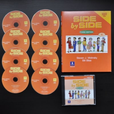 Otisの英会話教室のプライベートレッスンの生徒さん達が家での復習予習に使っている英会話教材、Side by Sideテキストブック１の付属のリスニングCD１の写真